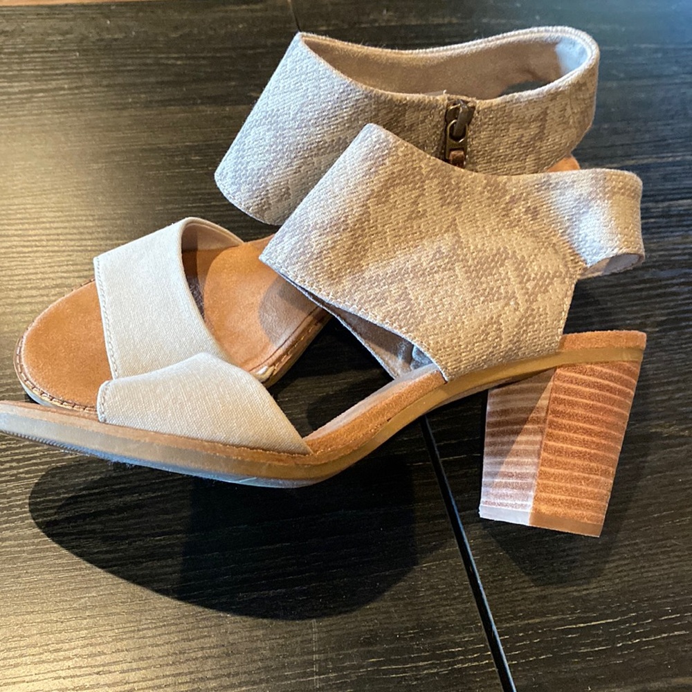 Toms Tan and Cream Sandals